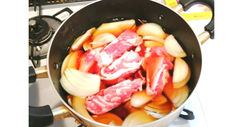 カレーうどんの作り方（めんつゆ（かけつゆの濃さ）を温め、玉ねぎ、豚肉を入れる）